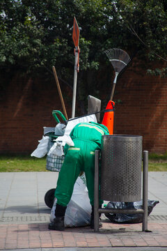 Trabajador realizando funciones de limpieza en la ciudad.