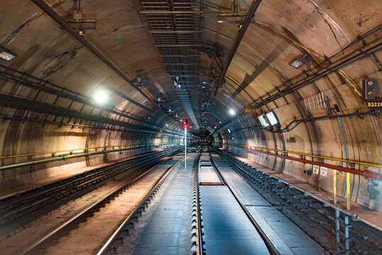 Front view of train tracks in the tunnel © Jetro