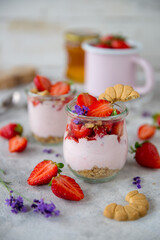 Vasetti di yogurt e fragole decorati con biscotti e fiori 