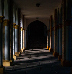 Pasillo con sombras.