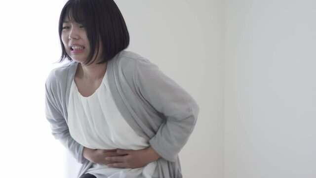 腹痛に悩む女性