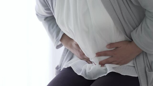 腹痛に悩む女性