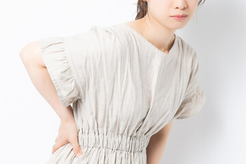 腰に手を当てる若い女性