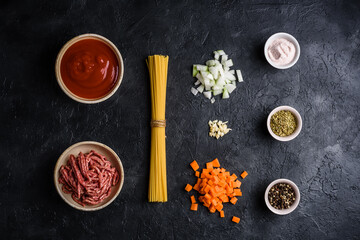 Obraz na płótnie Canvas Ingredients for simple pasta bolognese