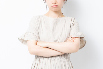 悩み事を抱える若い女性