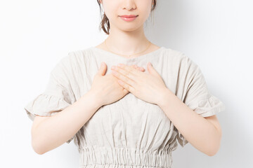 胸に手を当てる若い女性