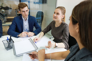 colleagues discuss something at a work meeting in the office