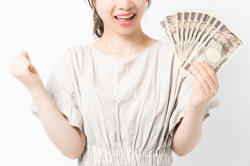 お金を手に持つ若い女性