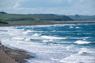 波が打ち寄せる海岸線
