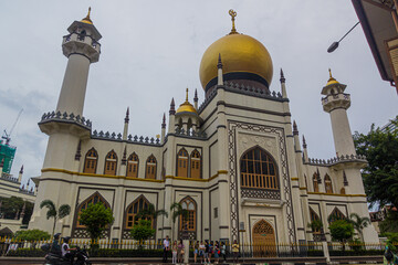 Fototapeta na wymiar SINGAPORE, SINGAPORE - MARCH 10, 2018: Sultan Mosque in Singapore.