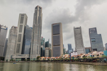 Fototapeta na wymiar SINGAPORE, SINGAPORE - MARCH 11, 2018: Skyline behind the Boat Quay in Singapore.