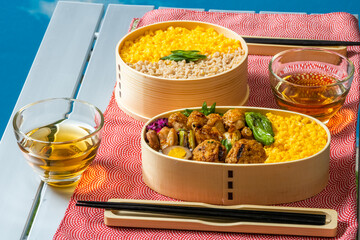 ２色弁当　 lunch box with chicken flakes