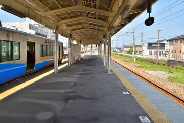 あいの風とやま鉄道の滑川駅と停車中の521系電車