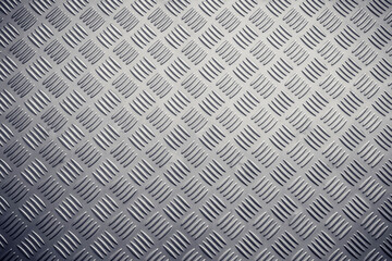 Seamless metal floor plate with diamond pattern
