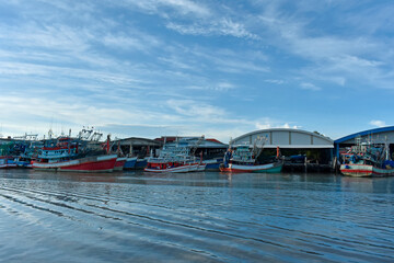 Fototapeta na wymiar Port and fishing boat Parked on multiple ships