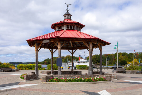 Gazebo in Muskoka bay wharf, between the docks and the shops in the wharf, in the city of Gravenhurst.