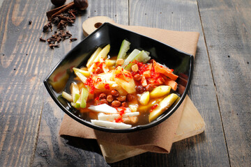 Fruit slices with chili sour sauce sprinkled with peanuts. Consists of cucumbers, sweet potatoes, amberella, jicama, carrots, sweet potatoes, pineapple, guava, mango.