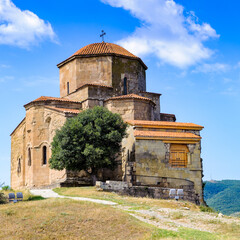 Obraz premium It's Beautiful nature and Jvari Monastery, Georgian Orthodox monastery of the 6th century on the mountain hill ove the old town of Mtskheta (UNESCO World Heritage site)
