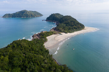 vista aérea da ilha das ilhas, seu litoral e praia deserta 