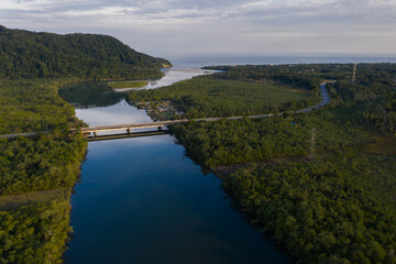 Fototapeta na wymiar imagem aérea da ponte sobre o rio e a estrada cortando a vegetação