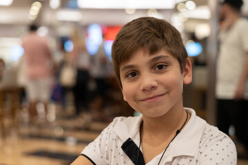 Retrato de garoto com express&atilde;o de felicidade