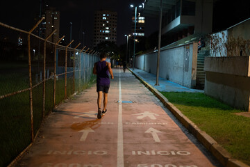 Pessoas correndo e praticando esportes a noite