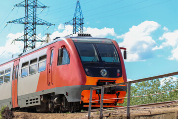 Obraz premium A railway train passes over the bridge on a Sunny day in summer