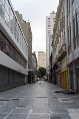 Fototapeta na wymiar Imagem do centro da cidade com ruas vazias durante a quarentena e pandemia