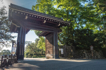 京都御苑の中立売御門と新緑の風景です