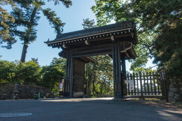 京都御苑の中立売御門と新緑の風景です