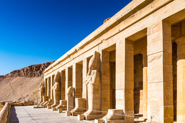 Obraz premium It's Statue of the Queen Hatshepsut's temple (Dayr el-Bahari or Dayr el-Bahri), part of the Theban Necropolis.