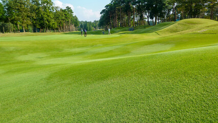 Fototapeta premium 春夏秋冬、四季折々の美しさが広がる広大なゴルフコース