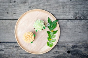 Flower cakes with wood plate from top view