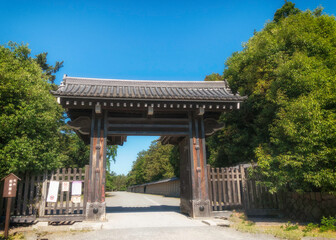 京都御苑の寺町御門と新緑の風景です