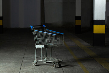Carrinho de supermercado vazio, e abandonado no estacionamento