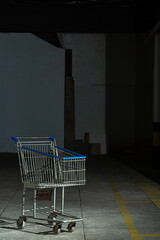 Carrinho de Mercado vazio e abandonado na garagem