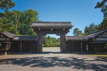 Fototapeta premium 京都御苑の堺町御門と新緑の風景です