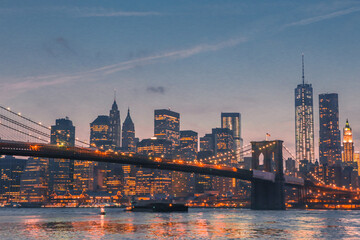 Fototapeta na wymiar Brooklyn Bridge and Manhattan Skyline at sunset