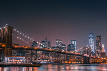 Fototapeta na wymiar Brooklyn bridge and manhattan at night