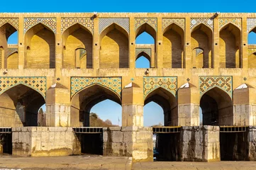 Selbstklebende Fototapete Khaju-Brücke Es ist die Khaju-Brücke, wohl die schönste Brücke in der Provinz Isfahan, Iran. Es wurde um 1650 n. Chr. vom persischen König der Safawiden, Schah Abbas II., erbaut