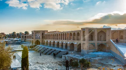 Foto op Plexiglas Khaju Brug Het is de Khaju-brug, misschien wel de mooiste brug in de provincie Isfahan, Iran. Het werd gebouwd door de Perzische Safavid-koning, Shah Abbas II, rond 1650 CE