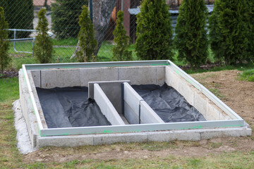 Preparation of foundations and internal sidewalk for the greenhouse.
