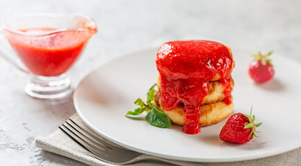 Cheesecakes with fresh strawberry sauce
