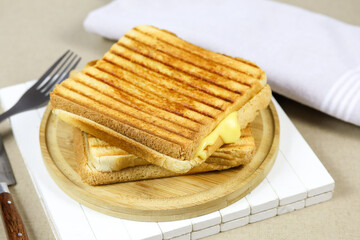 croque-monsieur sur une planche à découper