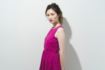 ワンピースを着た女性