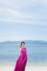 リゾート地の海でワンピースを着た女性