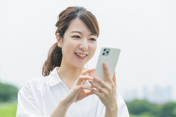 スマートフォンを操作する女性