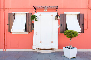 イタリア・ベネチア・ブラーノ島の赤い壁の可愛いお家