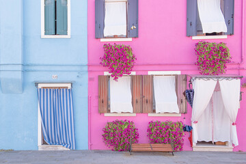 鮮やかな紫のピンクの壁が美しいベネチア・ブラーノ島の街並み
