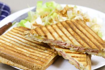 croque-monsieur et salade dans une assiette